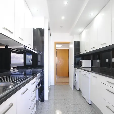 Top Duplex - 4 Bedrooms & Garage * Лісабон