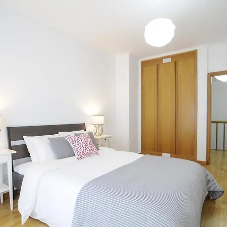 Top Duplex - 4 Bedrooms & Garage Апартаменти *